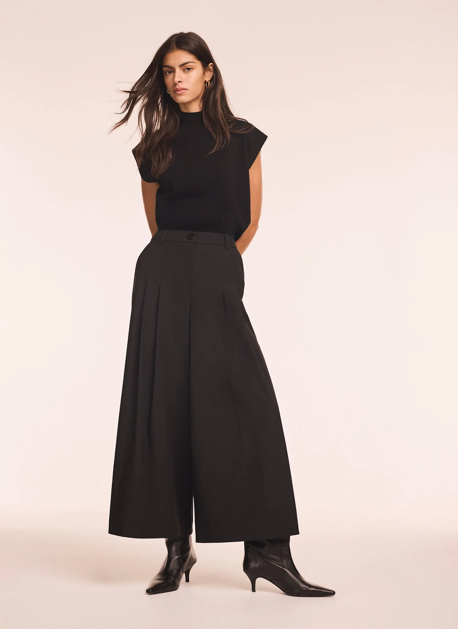 Black Pleated Cropped Wide Trousers - Image 2